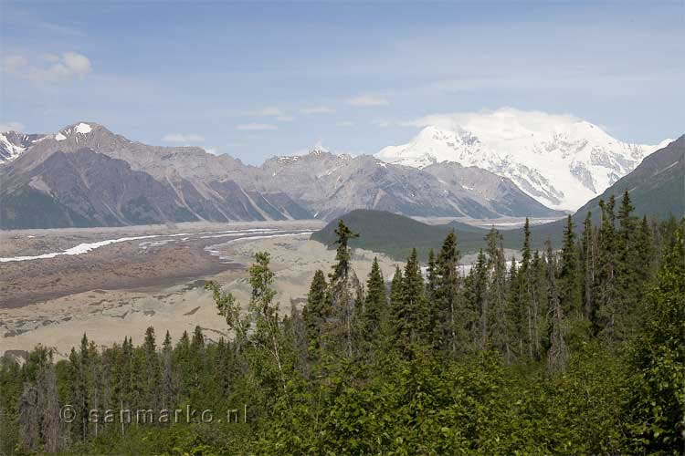 Mount Blackburn en de Root en Kennecott gletsjers in Alaska