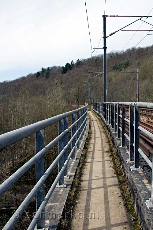 Wandelend over een spoorbrug steken we de Lesse over terug naar Gendron-Gare