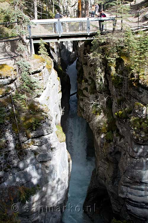 De derde brug over de waterval in Maligne Canyon in Jasper NP