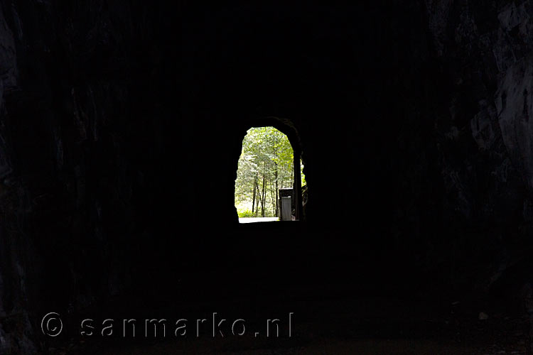 In een stik donkere tunnel van de Othello Tunnels bij Hope