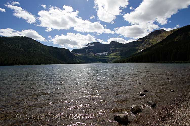 Een mooi uitzicht over Cameron Lake in Waterton Lakes National Park