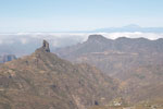 Roque Bentaiga met Tenerife op de achtergrond - Wandelen vanuit Cruz de Tejeda door Barranco de Mina - Gran Canaria - Canarische Eilanden - Spanje