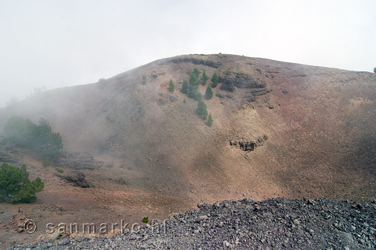 De krater van Volcán Deseada gezien vanaf het wandelpad van de Ruta de los Volcanes