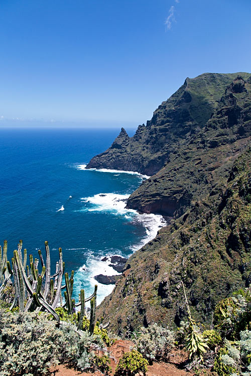 Vanaf de mirador uitzicht over de noordkust van Tenerife bij Punta del Hidalgo wandelend vanaf Cruz del Carmen