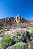 Tijdens het afdalen zien we achter ons schitterende rotsformaties en verdwijnt El Teide op Tenerife