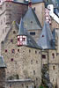 Een van de torens van de Eltzer Burg in het Eltztal in de Moezel in Duitsland
