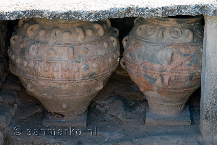 Grote overgebleven potten in Festos op Kreta