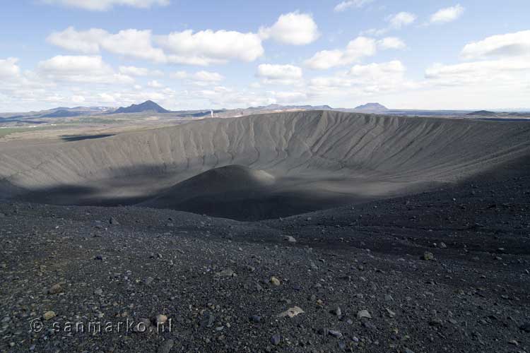 Vanaf de rand uitzicht over de krater van Hverfjall in IJsland