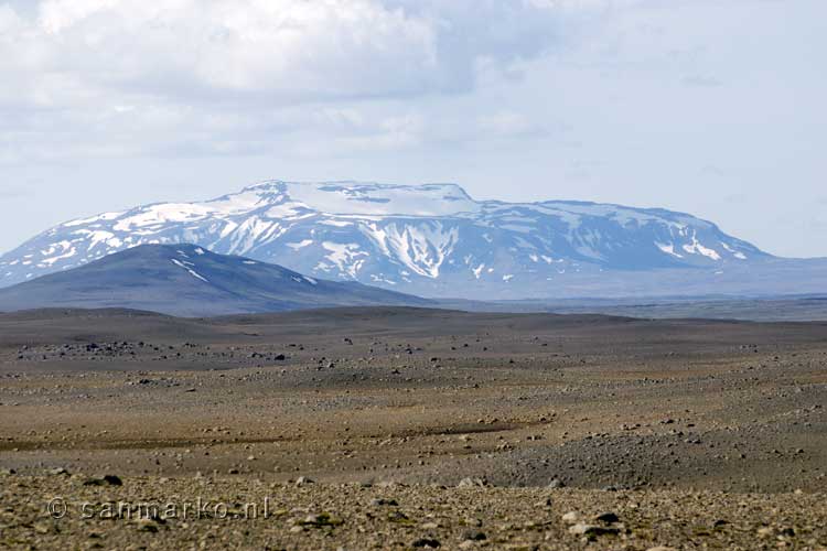 De gletsjer Kerlingarfjöll in IJsland gezien vanaf de onverharde Kjölur weg
