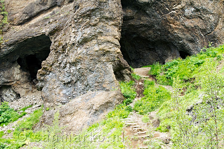 Het wandelpad door een natuurlijk gat in de rots bij Glymur