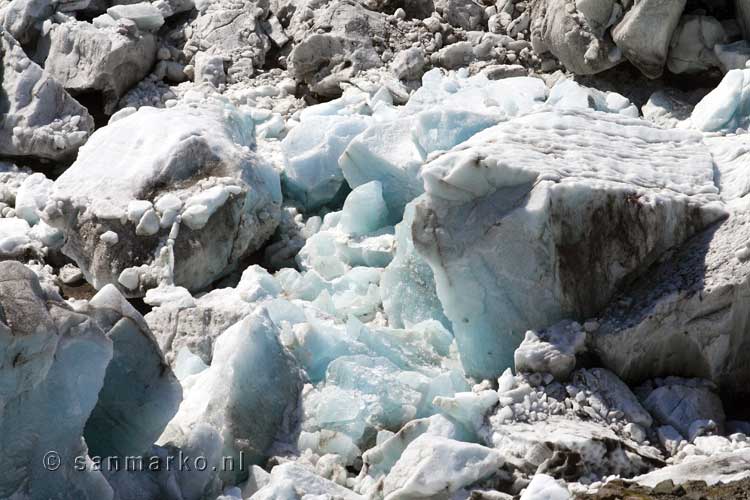 Enorme afgebroken brokken gletsjerijs in het Vatnsdalslón in Mýrar