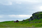 Een eenzaam huisje aan het begin van een schitterende wandeling door Kaldbaksdalur op IJsland