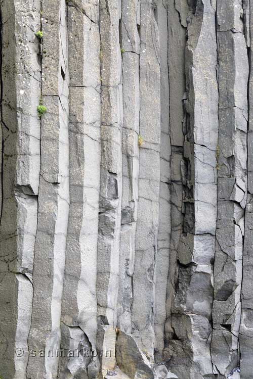 De gigantische basaltkolommen bij Reynisfjara bij Vík in IJsland