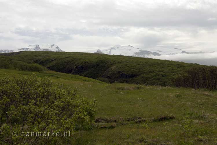 Uitzicht op de Skaftafellsheiði en Hvannadalshnúkur in Skaftafell in IJsland