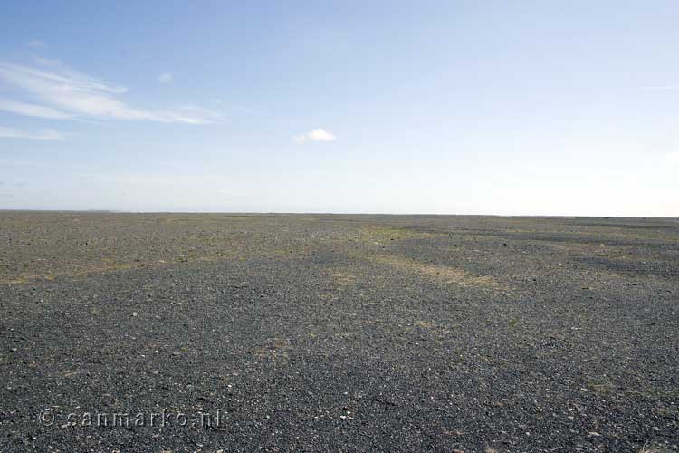 Uitzicht op de kale vlakte van Skógasandur in IJsland