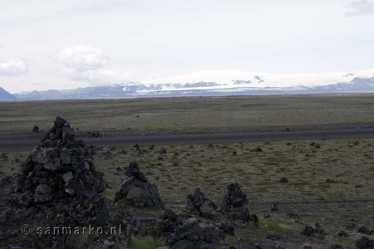 Laufskálavarða en de Mýrdalsjökull gletsjer in de achtergrond