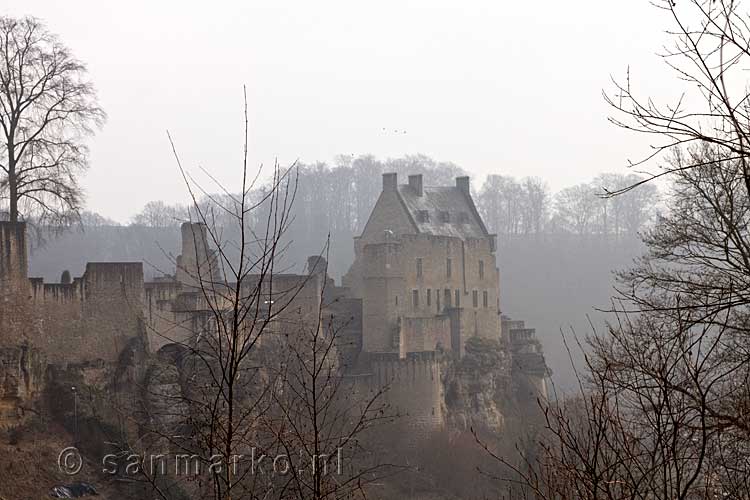 Het chateau Larochette gezien na de lange klim omhoog aan het begin van de wandeling