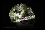 Wandelen door een tunnel van de Levada do Norte - Wandelen bij Folhadal, Levada do Norte en Levada das Rabaças - Madeira - Portugal