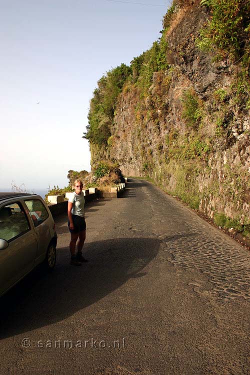 De 'hoofdweg' net boven Ponta Delgada - Wandelen op Madeira - Wandel vakantie langs levada's - Portugal