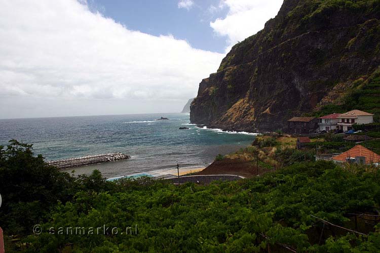Uitzicht over de zee bij Ponta Delgada op Madeira