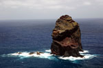 Eenzame rots voor de kust van Madeira - Wandelen naar Ponta de São Lourenço - Madeira - Portugal