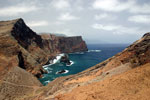 Het wandelpad loopt soms wel erg dicht langs de rand - Wandelen naar Ponta de São Lourenço - Madeira - Portugal