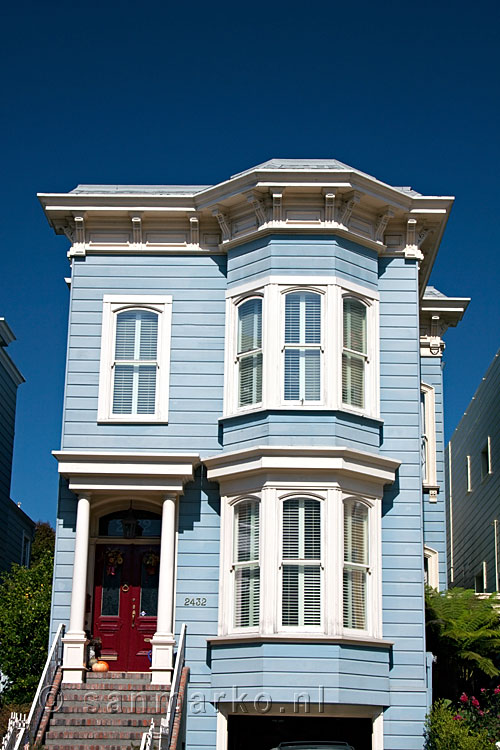 Een blauw victoriaans huis in San Francisco