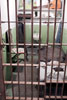 Een cell op Alcatraz met linksonder het gat van de ontsnapping