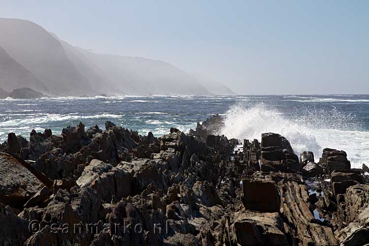Golven beuken tegen de kust van Tsitsikamma National Park in Zuid-Afrika