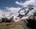 De Gandegghütte met aan de rechterkant de Breithorn in Zwitserland - Wandelen naar de Gandegghütte - Zermatt - Wallis - Zwitserland