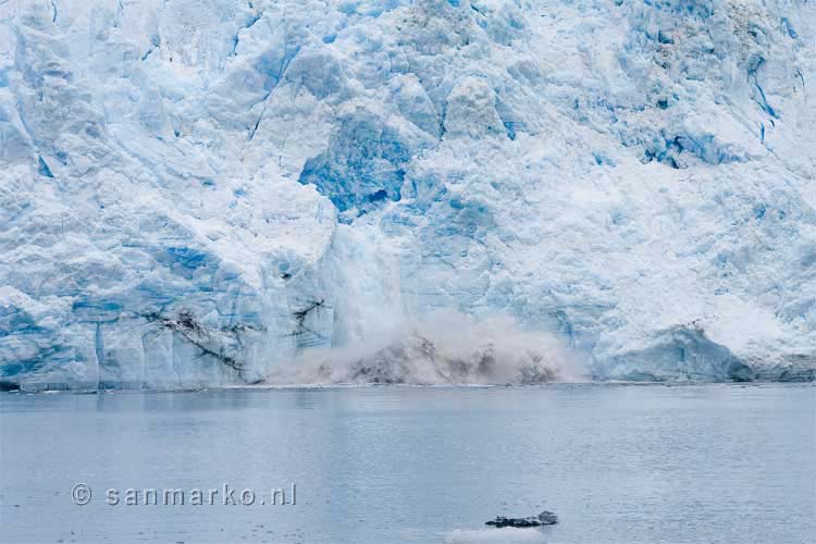 De Meares Glacier in Alaska brokkelt af