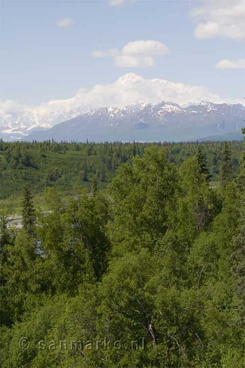 Wolken vormen rond Denali in Alaska