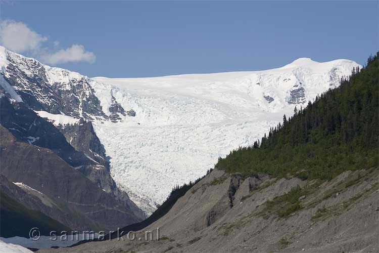 De Stairway Icefall in Wrangel St. Ellias