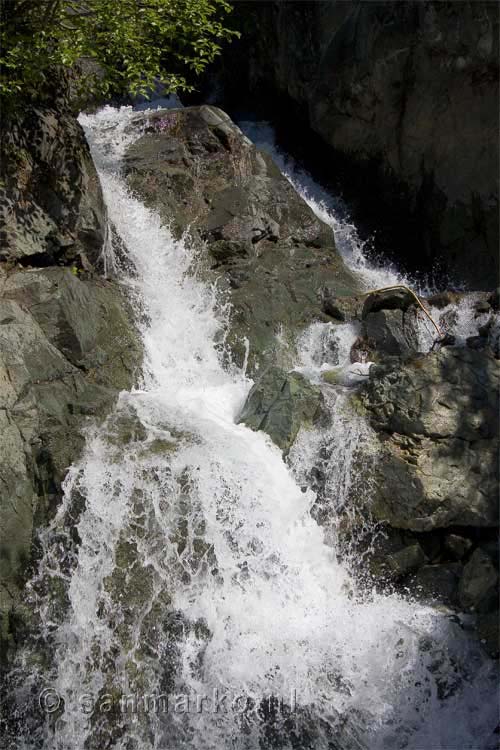 Waterval tijdens de wandeling naar de Root Glacier