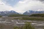 Wolken rollen over de bergen in Denali in Alaska