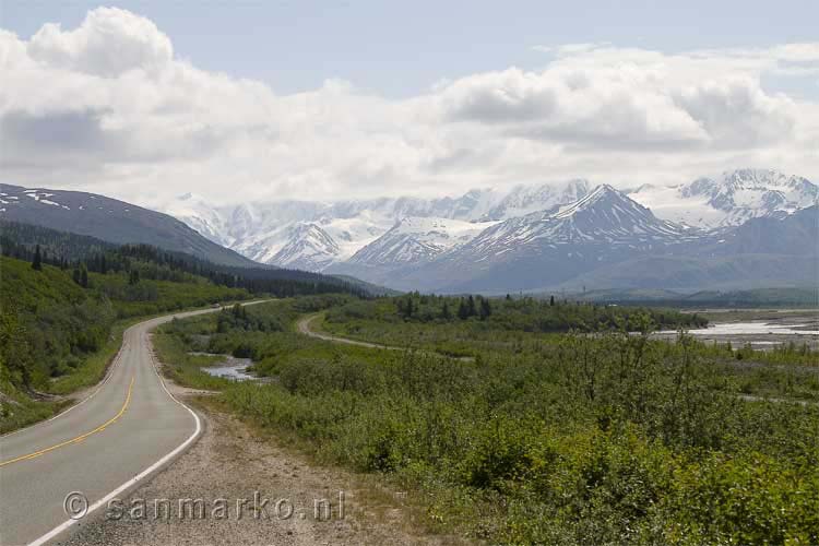 De Richardson Highway slingert zich door de Alaska Range