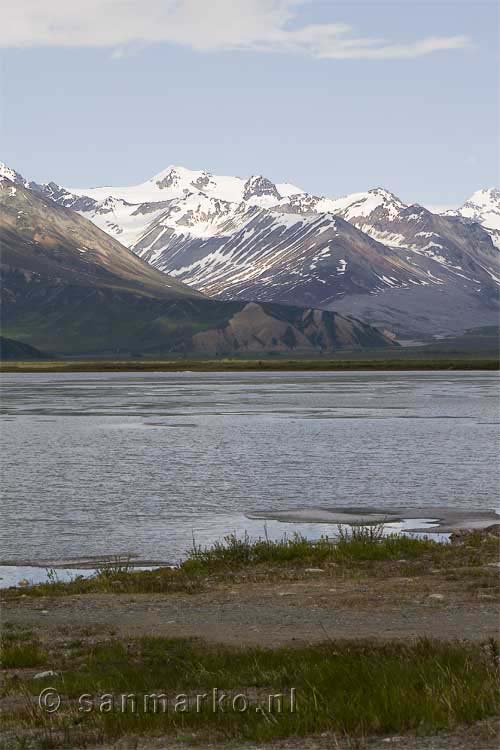 Summit Lake op de Richardson Highway