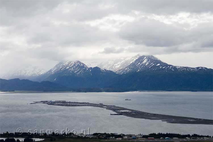 De Homer Spit met bergen in de achtergrond