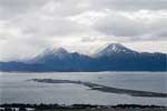 De Homer Spit met bergen in de achtergrond