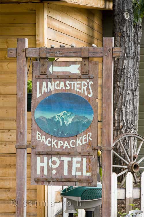 Het uithangbord van ons 'spartaanse' hotel in McCarthy Alaska