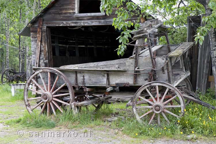 Een oude kar in 'downtown' McCarthy in Alaska