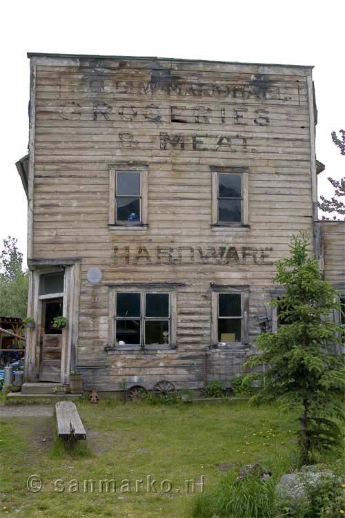 De oude ijzerhandel van McCarthy in Alaska