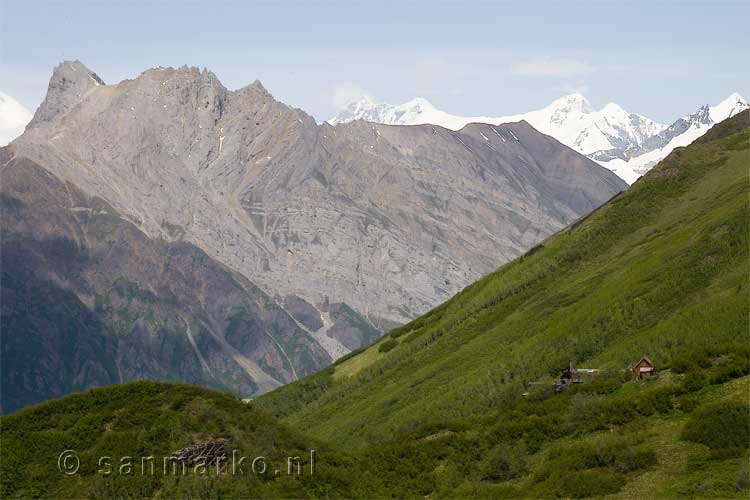 Donoho Peak in Alaska met Regal Mountain in de achtergrond