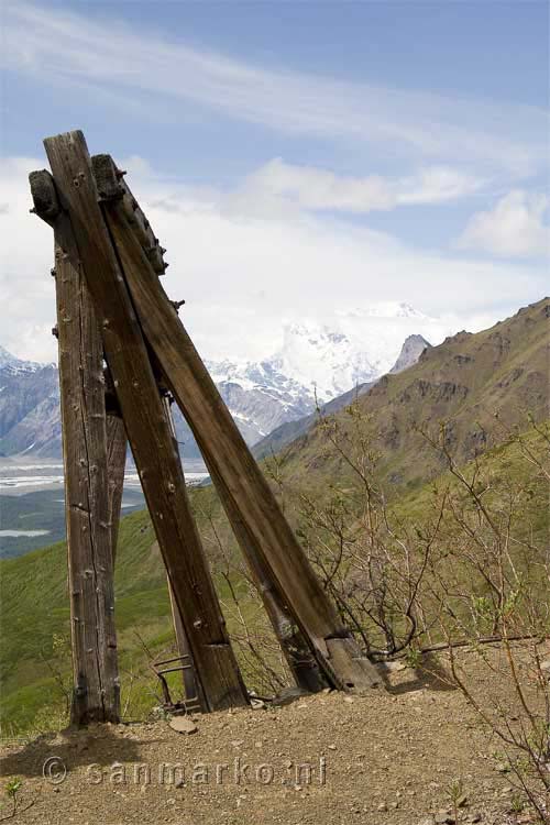 Restant van de kabelbaan, Mount Blackburn op de achtergrond