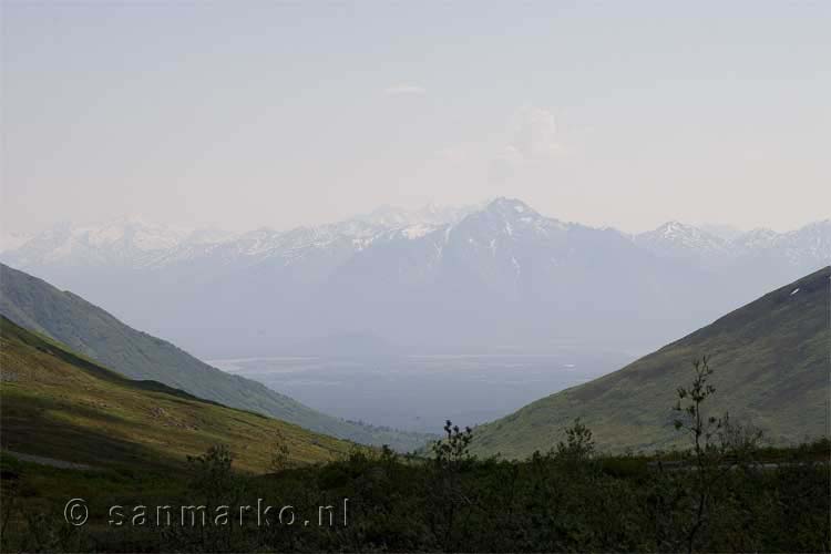 Het uitzicht richting Chugach State Park bij Anchorage in Alaska