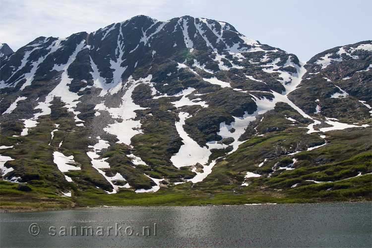 De sneeuw ligt laag in Alaska