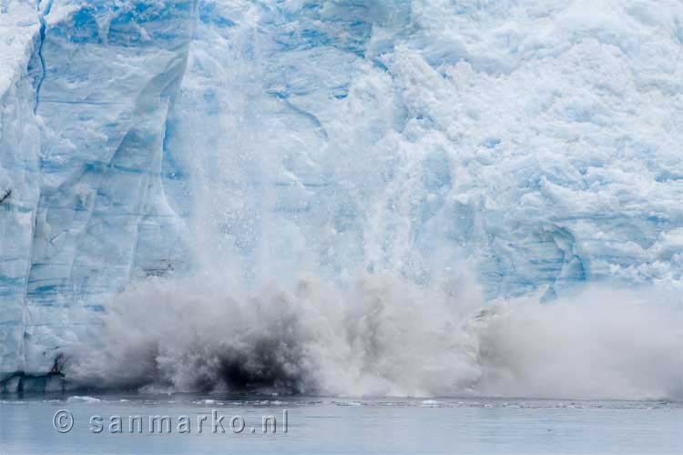 De gletsjer kalft af tijdens de glacier cruise in Alaska