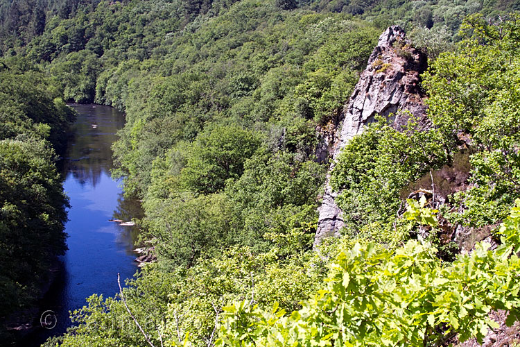 De rotsen van Le Hérou en de Ourthe in de Ardennen