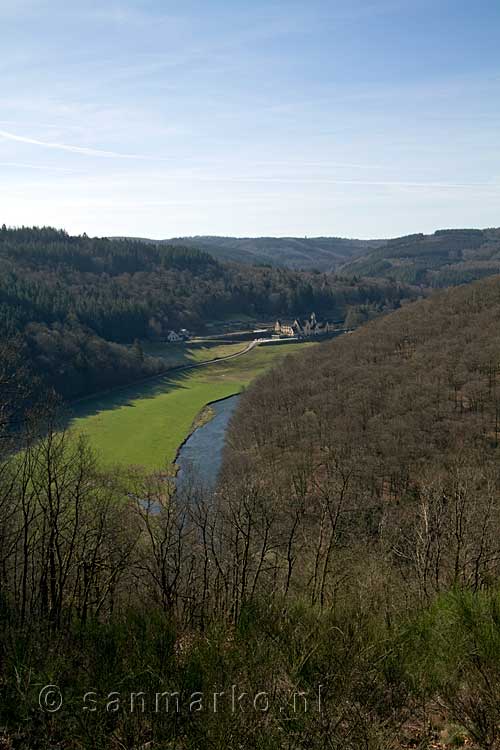 Tijdens het wandelen hebben we een mooi uitzicht over Abbaye de Clairefontaine