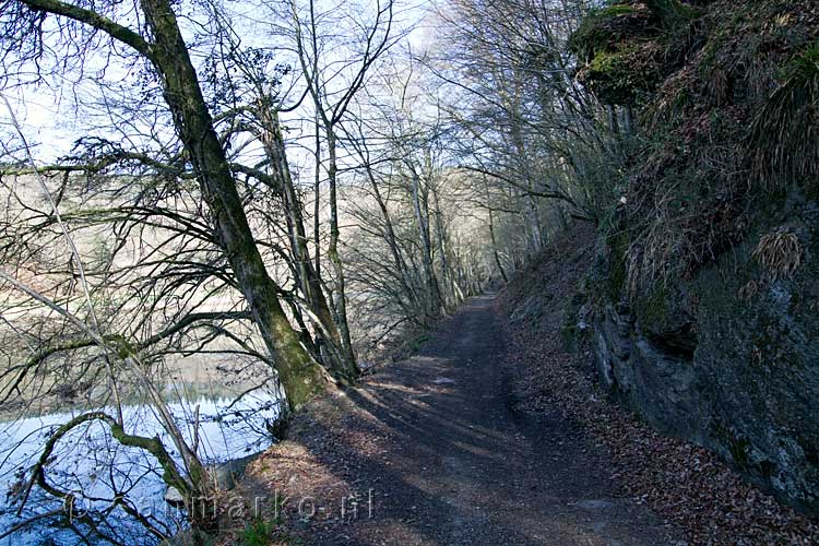 Wandelen over een onverharde weg naar de oever van La Semois